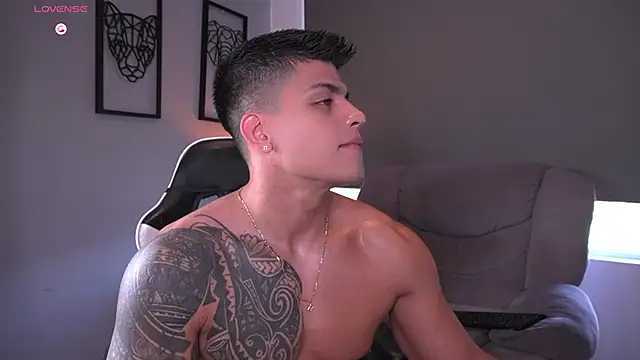 Snapshot of tyler_muscle1 chatting on November 11, 4:46 pm tyler muscle1 online show from November 11, 4:46 pm