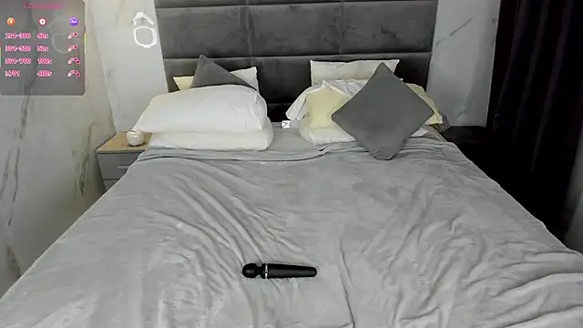 Chloee White online show from December 3, 9:31 am