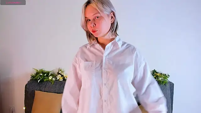 girlllsooft online show from September 22, 4:24 pm