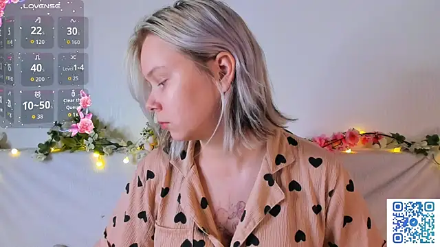 girlllsooft online show from November 7, 1:43 am