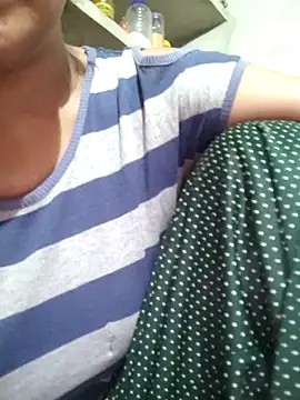 Snapshot of couple_71 chatting on May 16, 7:18 am couple 71 online show from May 16, 7:18 am