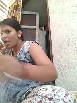 Snapshot of couple_71 chatting on May 27, 9:27 am couple 71 online show from May 27, 9:27 am