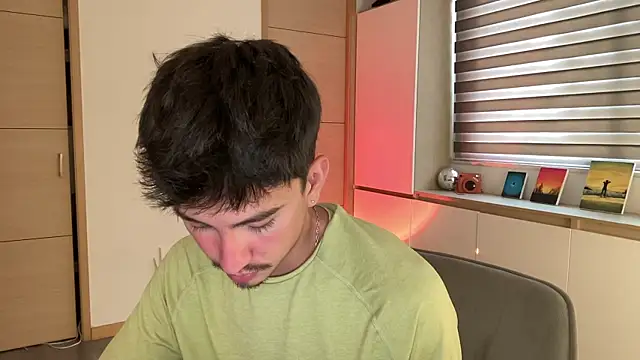 Snapshot of sweettaaron01 chatting on December 15, 6:03 pm sweettaaron01 online show from December 15, 6:03 pm