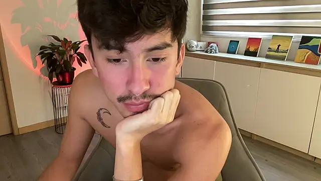 Snapshot of sweettaaron01 chatting on October 24, 5:45 pm sweettaaron01 online show from October 24, 5:45 pm