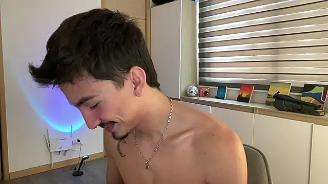 Snapshot of sweettaaron01 chatting on November 24, 5:35 pm sweettaaron01 online show from November 24, 5:35 pm