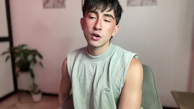 sweettaaron01 online show from May 15, 11:25 pm