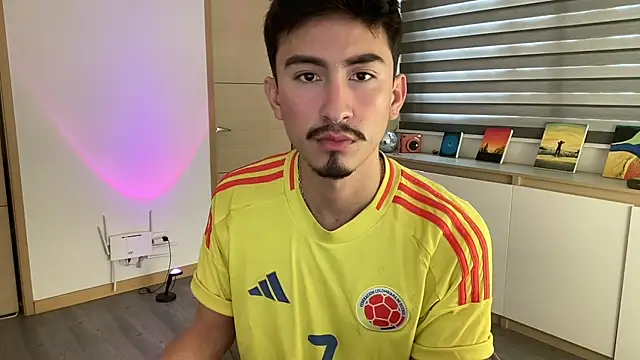 Snapshot of sweettaaron01 chatting on November 25, 6:08 pm sweettaaron01 online show from November 25, 6:08 pm