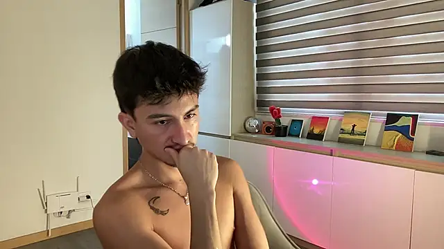 Snapshot of sweettaaron01 chatting on December 13, 8:04 pm sweettaaron01 online show from December 13, 8:04 pm