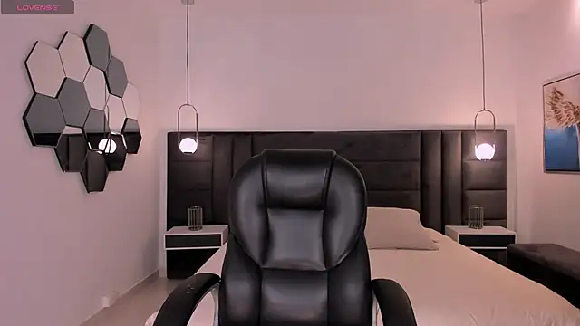 SarahYates online show from April 26, 5:32 pm