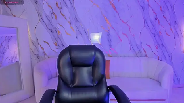 Snapshot of SarahYates chatting on July 19, 5:05 am SarahYates online show from July 19, 5:05 am