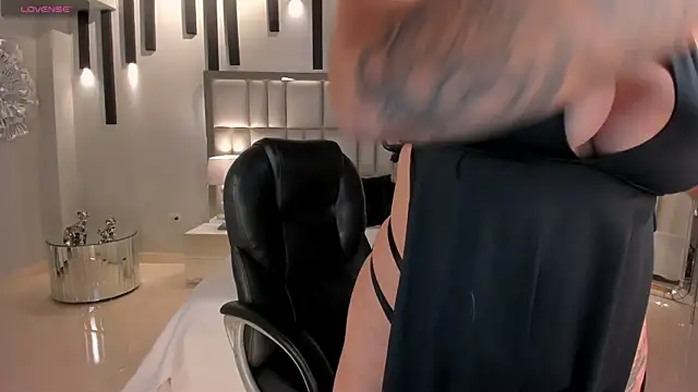 SarahYates online show from December 18, 4:17 am