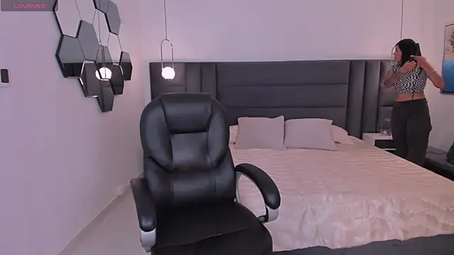 SarahYates online show from November 10, 5:45 am