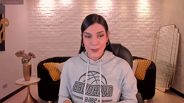 SarahYates online show from November 19, 5:07 am