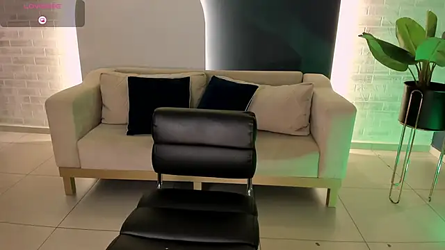 IsabellaMoreau online show from December 13, 8:04 pm