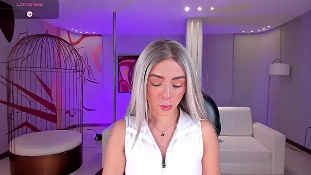 IsabellaMoreau online show from April 9, 7:42 pm