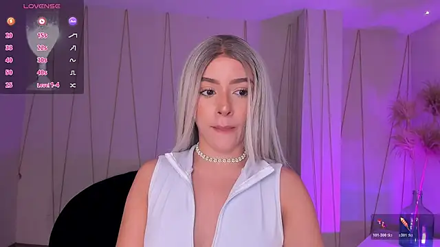 IsabellaMoreau online show from February 1, 6:17 pm