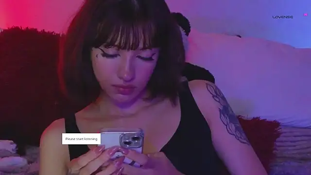 Snapshot of Moonlightt_21 chatting on May 22, 10:41 pm Moonlightt 21 online show from May 22, 10:41 pm