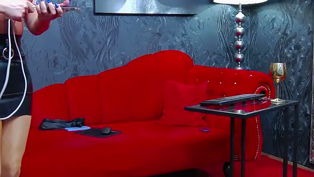 MistressWanda online show from April 2, 8:37 pm