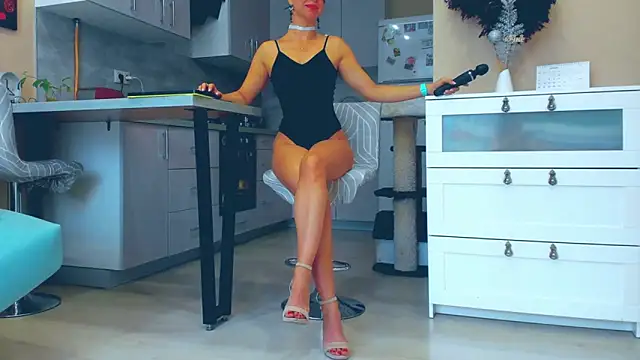 Snapshot of MadinaBrown chatting on October 21, 9:19 am MadinaBrown online show from October 21, 9:19 am