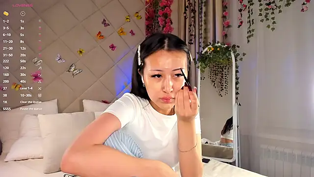 Snapshot of Nelly_Kimm chatting on December 15, 1:11 am Nelly Kimm online show from December 15, 1:11 am