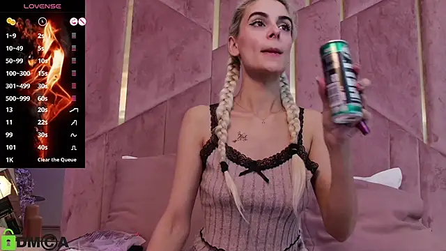 Snapshot of SelenaDaze chatting on December 3, 5:30 am SelenaDaze online show from December 3, 5:30 am