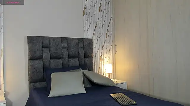 Snapshot of MissVioleet_ chatting on March 16, 5:05 pm MissVioleet online show from March 16, 5:05 pm