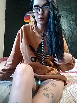 Snapshot of Darkw1tch chatting on October 19, 8:11 pm Darkw1tch online show from October 19, 8:11 pm