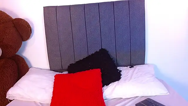 Snapshot of Emadelacroix chatting on November 29, 7:03 pm Emadelacroix online show from November 29, 7:03 pm