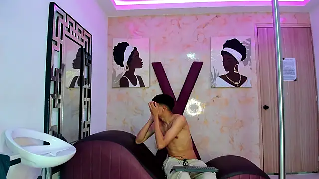 TWINKS FRIENDS online show from February 4, 1:28 pm