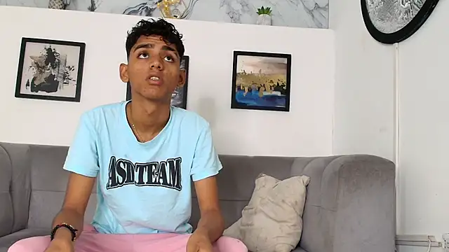 Snapshot of TWINKS_FRIENDS chatting on May 30, 1:39 pm TWINKS FRIENDS online show from May 30, 1:39 pm