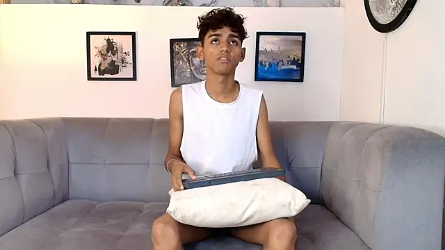 Snapshot of TWINKS_FRIENDS chatting on April 22, 1:29 pm TWINKS FRIENDS online show from April 22, 1:29 pm