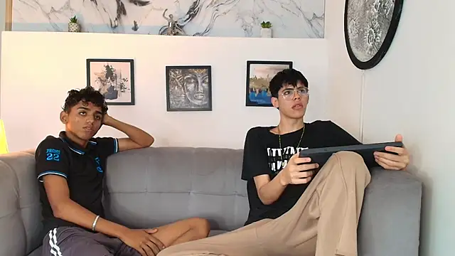 Snapshot of TWINKS_FRIENDS chatting on April 18, 1:35 pm TWINKS FRIENDS online show from April 18, 1:35 pm