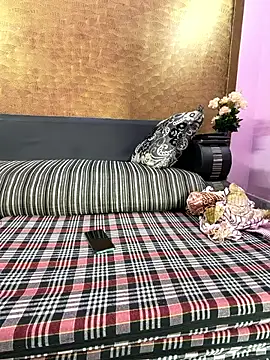 Iampriyaaa15 online show from May 13, 6:31 am