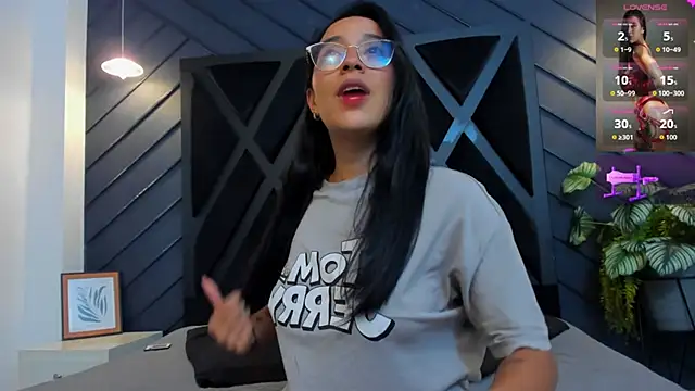 zoe martins  online show from October 7, 5:25 pm