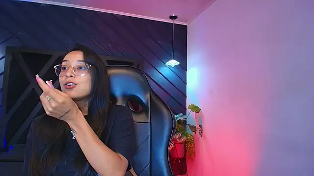 zoe martins  online show from April 10, 5:20 pm