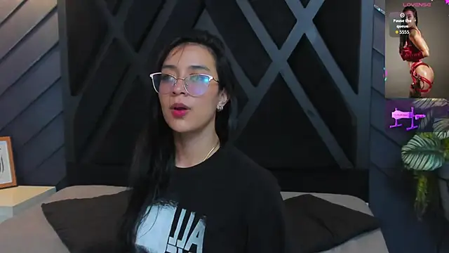 zoe martins  online show from October 18, 6:10 pm