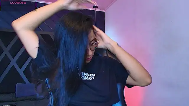 zoe martins  online show from March 28, 5:25 pm