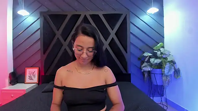 zoe martins  online show from December 5, 5:22 pm