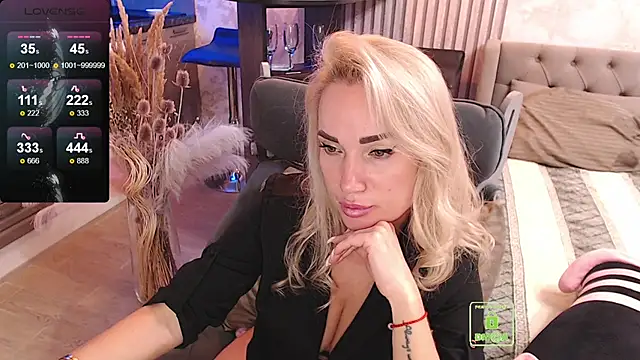 Snapshot of FreeBerryMILF chatting on October 25, 9:15 pm FreeBerryMILF online show from October 25, 9:15 pm