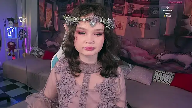 EmilyChaves online show from October 28, 4:28 pm