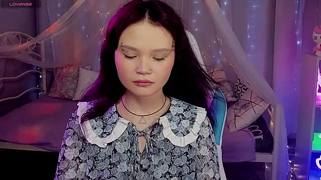 EmilyChaves online show from April 29, 5:52 pm