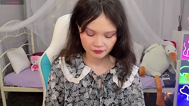 EmilyChaves online show from December 21, 4:36 am