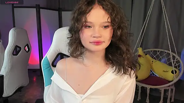 Snapshot of EmilyChaves chatting on October 10, 2:29 pm EmilyChaves online show from October 10, 2:29 pm