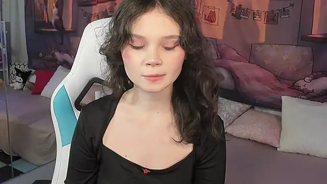 EmilyChaves online show from November 18, 11:13 am