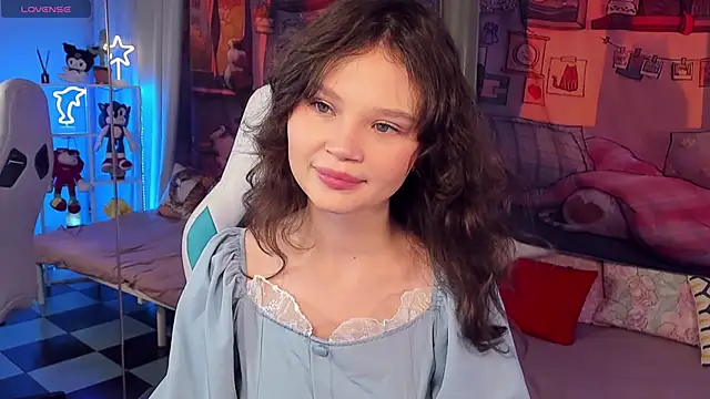 EmilyChaves online show from December 15, 6:19 am