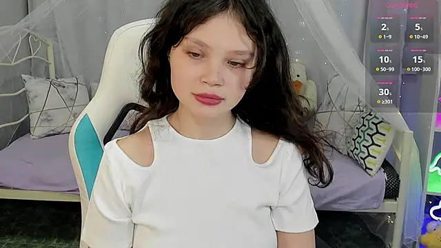 EmilyChaves online show from February 10, 7:40 am