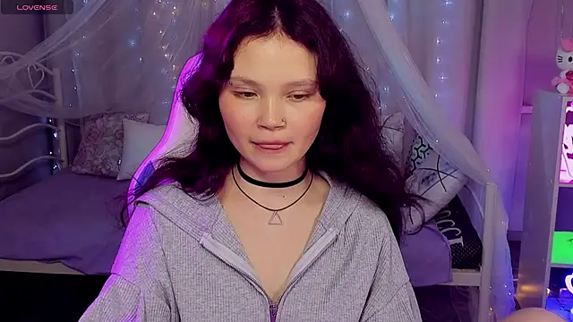 EmilyChaves online show from April 23, 12:29 pm