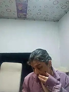 queemking online show from February 4, 11:05 am