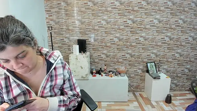 queemking online show from March 13, 5:07 pm