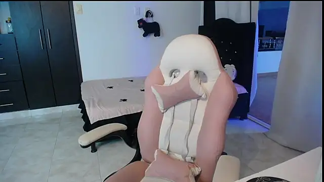 Snapshot of Elizabeth_rose02 chatting on October 9, 11:27 pm Elizabeth rose02 online show from October 9, 11:27 pm